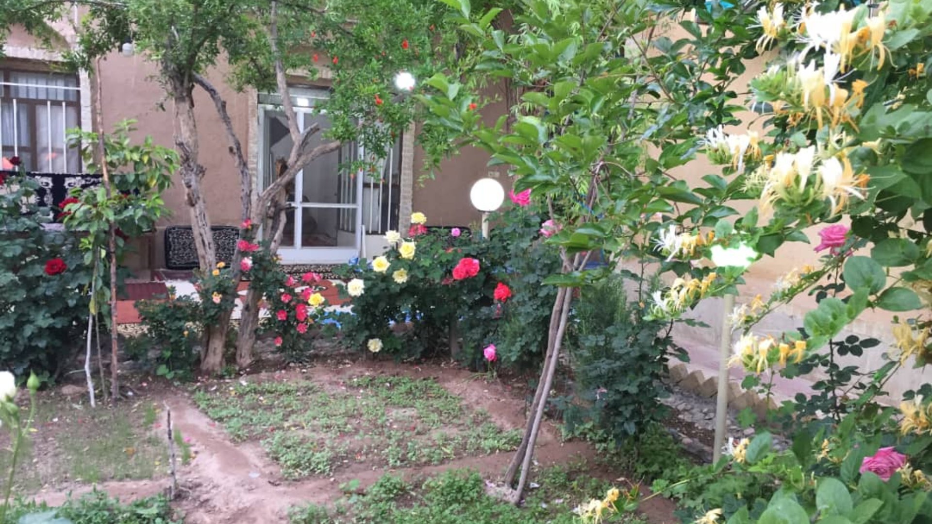 اقامتگاه بومگردی ماه بوم